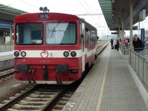поезд-железные-дороги-вокзал-платворма