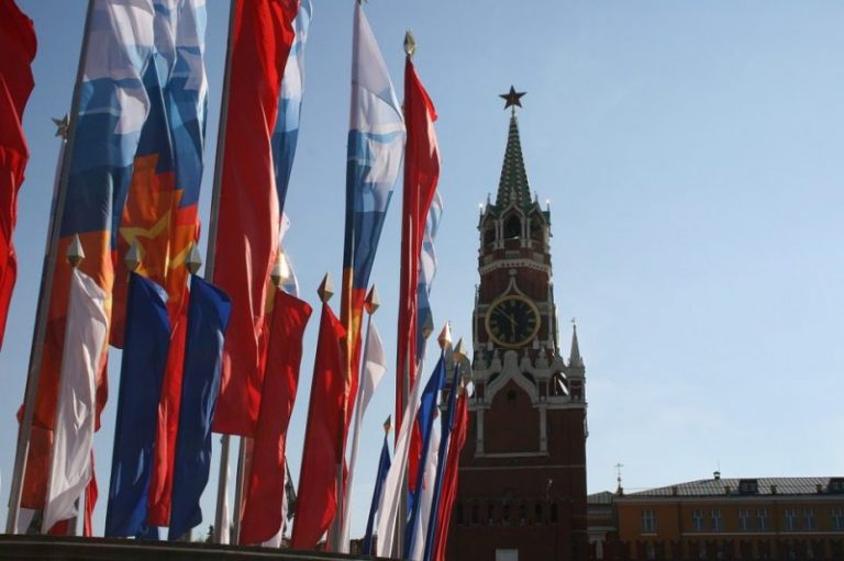 кремль-флаги-москва-россия