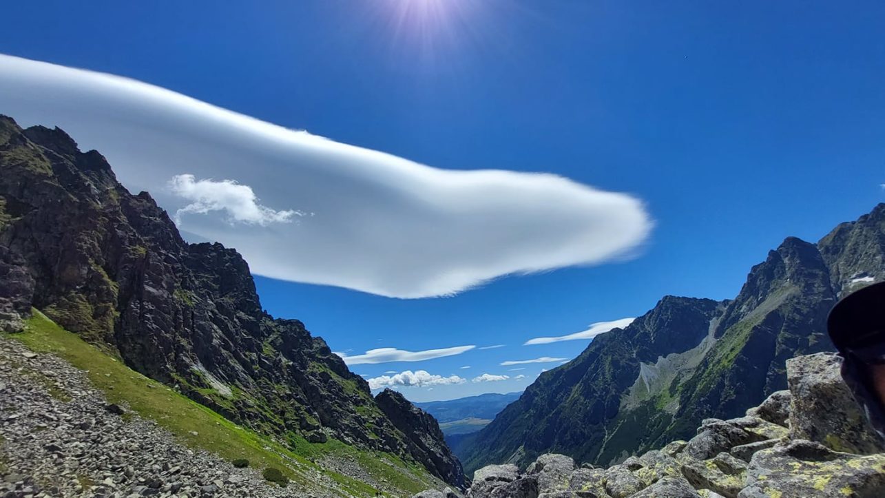 Лентикулярные облака над Менгусовской долиной в Высоких Татрах. Фото пользователя Slavka Novakova в Facebook