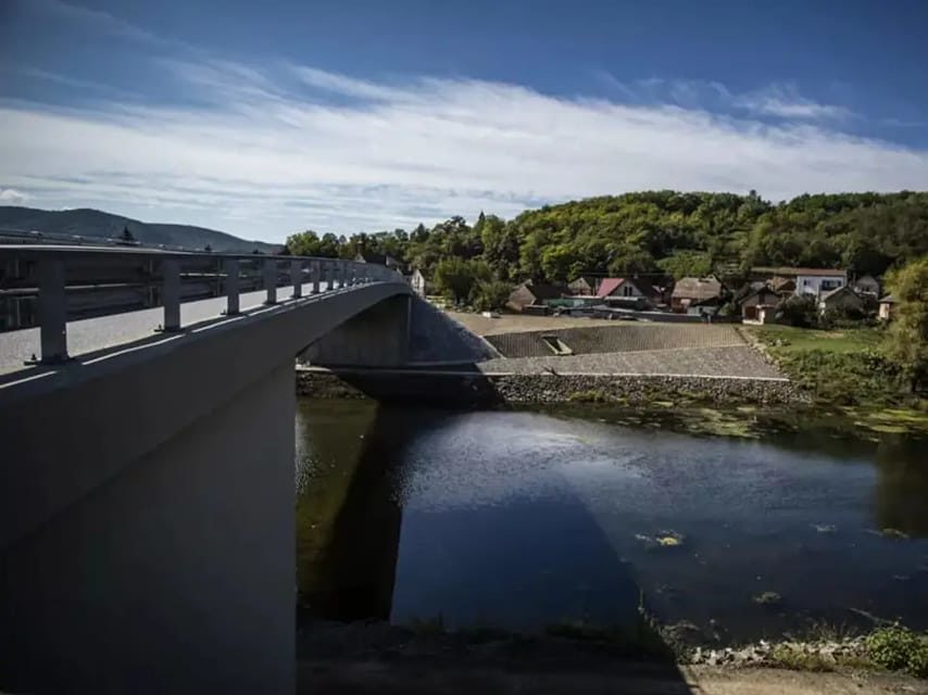 Мост через реку Ипель на границе Словакии и Венгрии. Фото со страницы деревни Ипоймадашд в Facebook