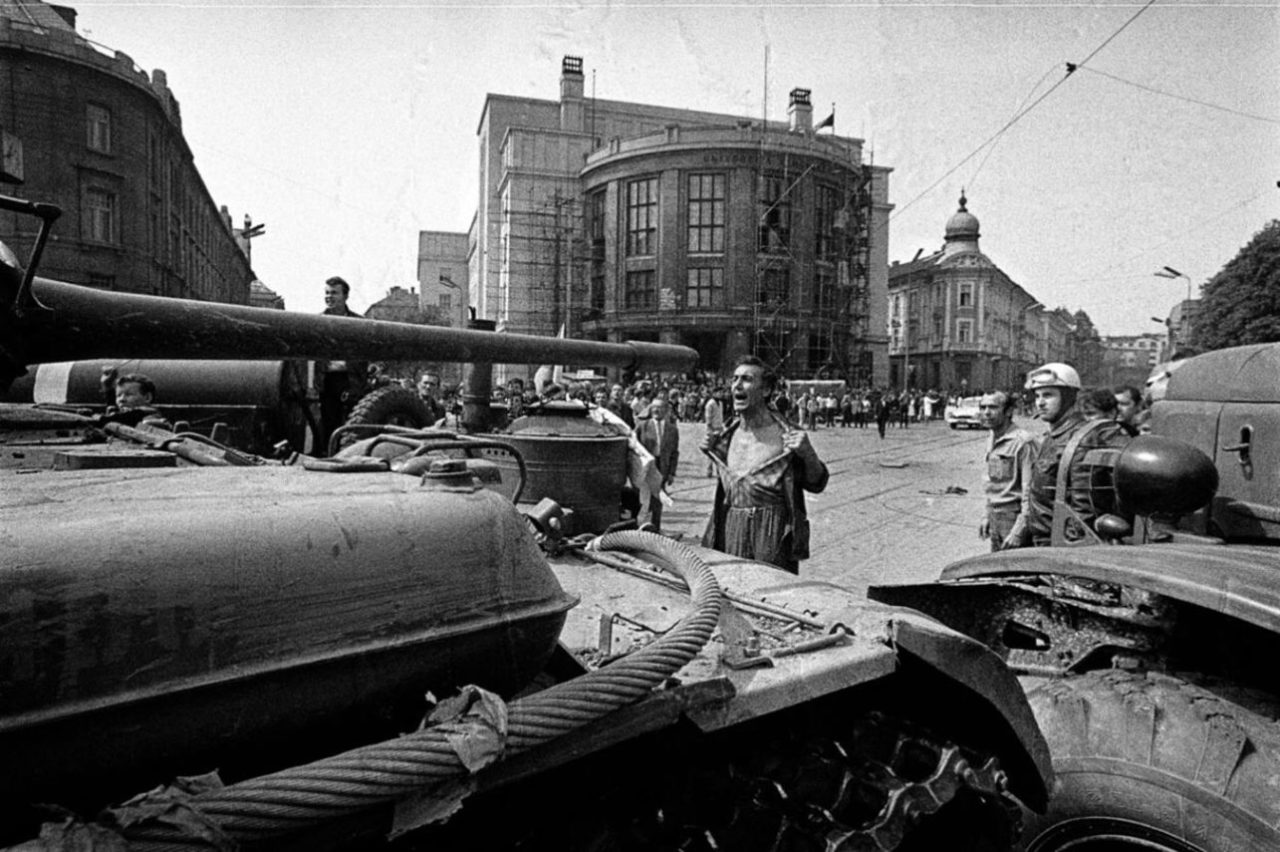 «Человек с обнаженной грудью перед танком оккупантов». Фото Ладислава Белика
