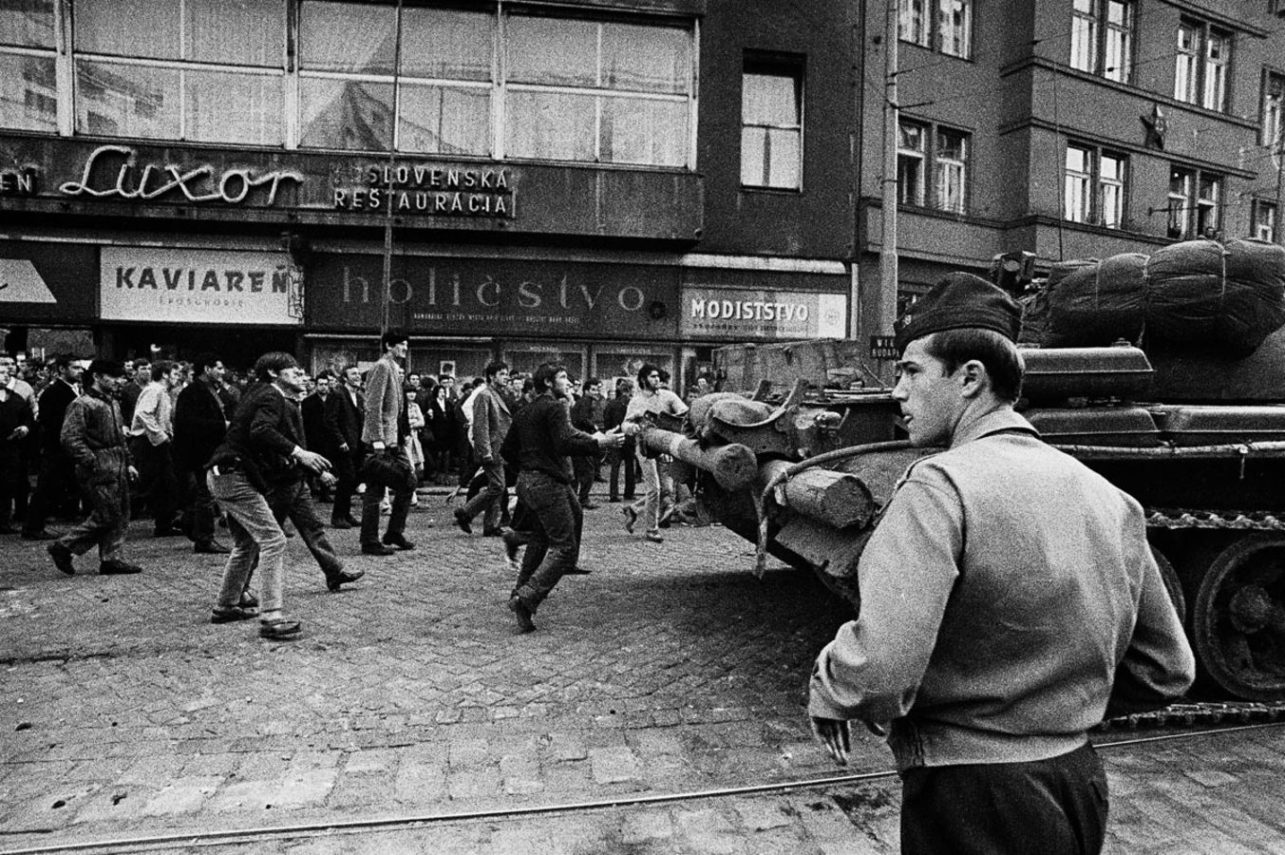 Площадь Словацкого национального восстания в Братиславе, 21 августа 1968 года. Фото Ладислава Белика