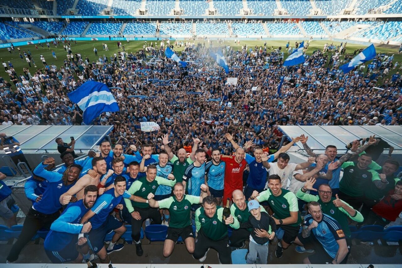 Футболисты «Слована» празднуют победу в чемпионате сезона 2023/24. Фото ŠK Slovan