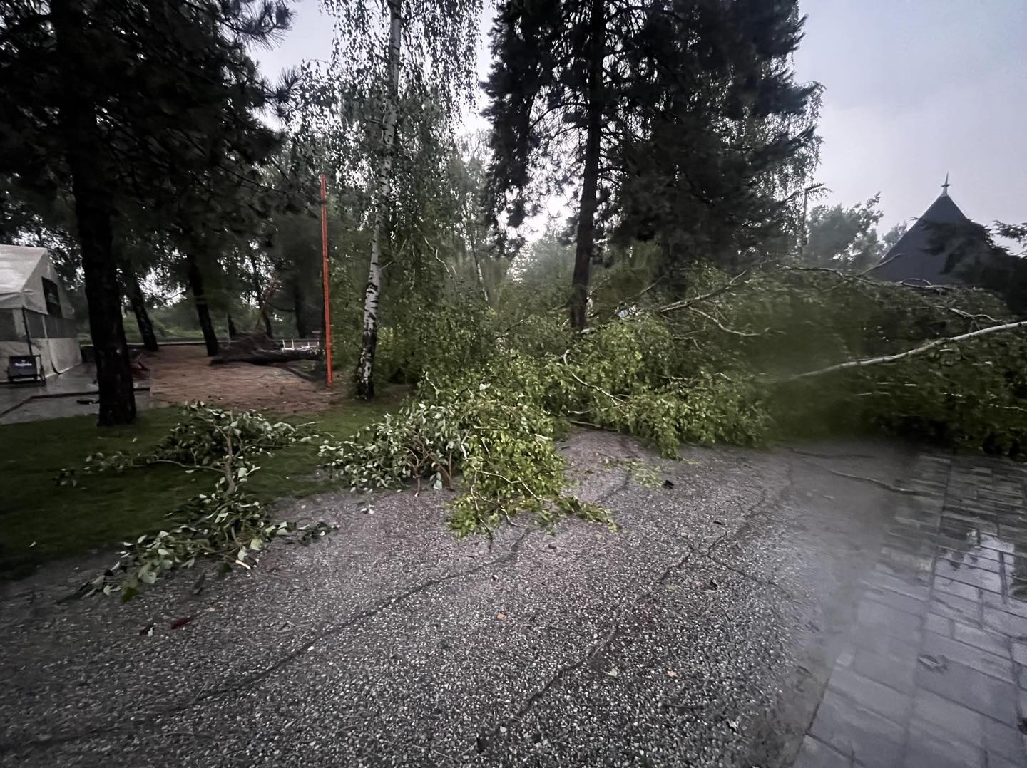 Последствия шторма и наводнения в Нове-Замки, 26 июня 2024 года. ФотоTermálne kúpalisko Štrand Nové Zámky