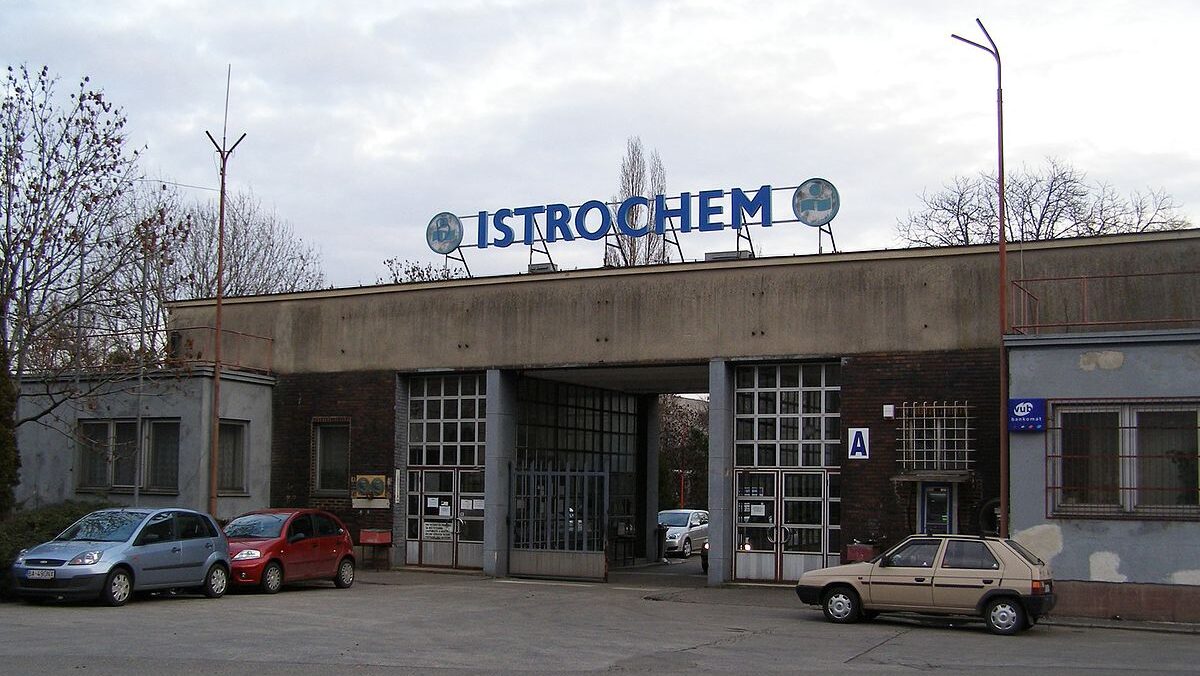 Проходная завода Istrochem. Фото Wikimedia