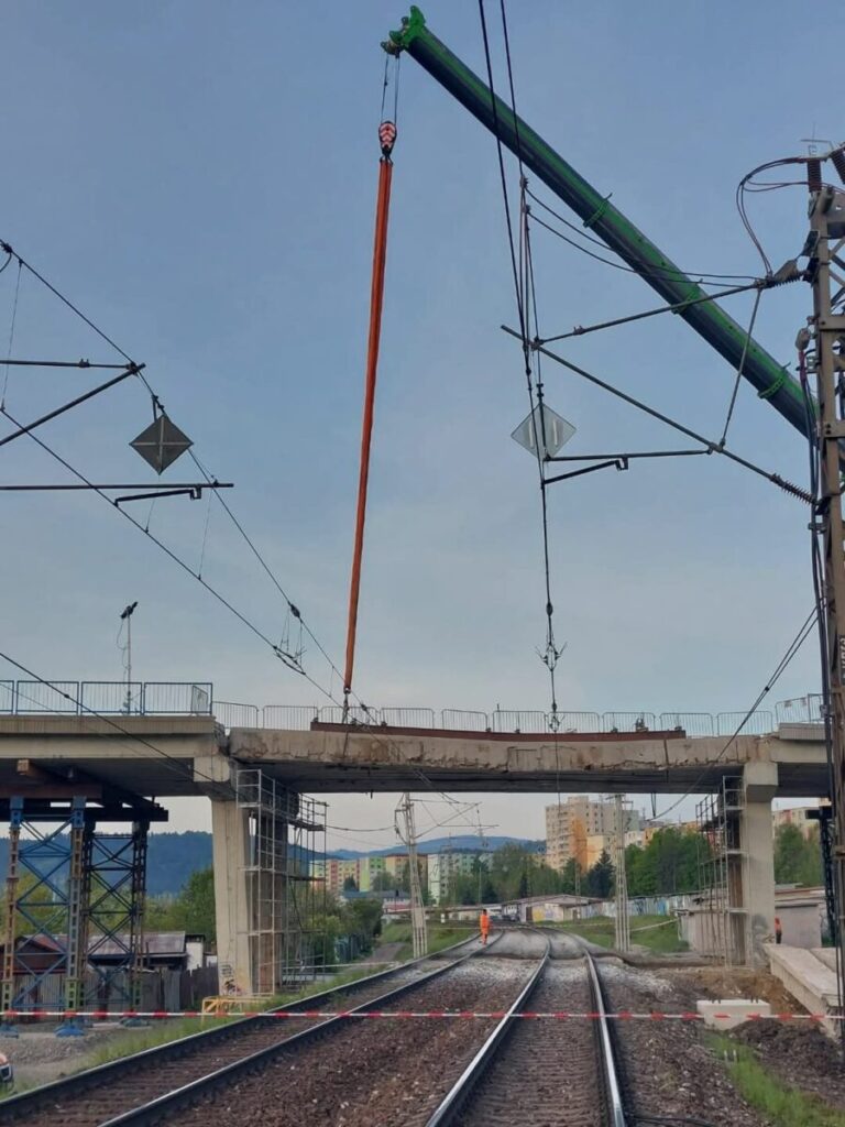 Последствия аварии в ходе ремонтных работ на железнодорожном мосту в Попраде. Фото Ministerstvo dopravy SR