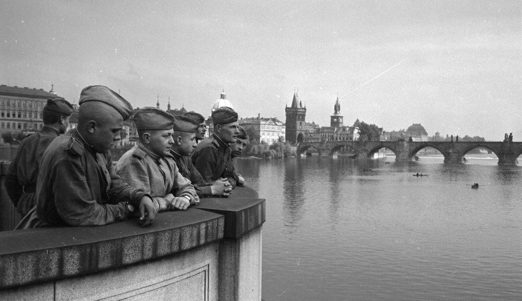 Советские солдаты в Праге в мае 1945 года. Фото ТАСС