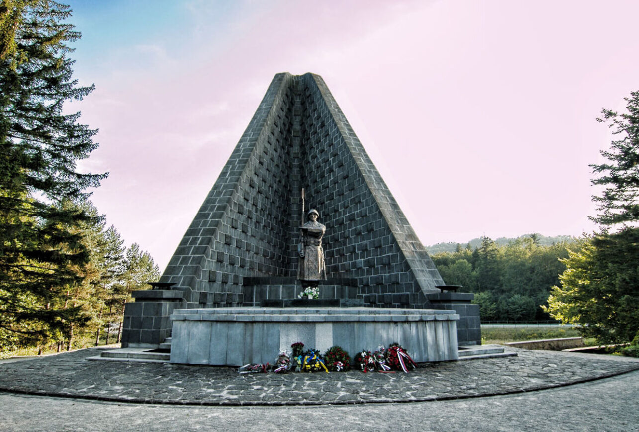 Мемориал и воинское кладбище в районе Дуклинского перевала, расположенный в деревне Вишни-Комарник (Vyšný Komárnik) в Прешовском крае. Фото slovakia.travel