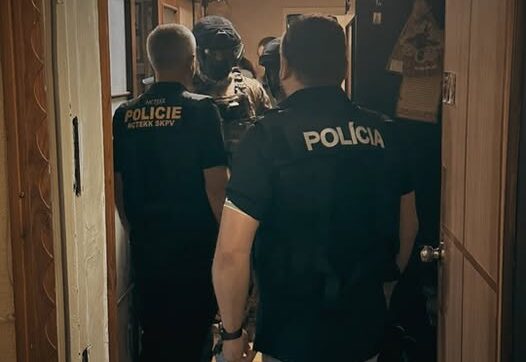 Операция в Днепре по задержанию подозреваемого в организации волн телефонного терроризма в словацких и чешских школах. Фото пресс-службы полиции Словакии