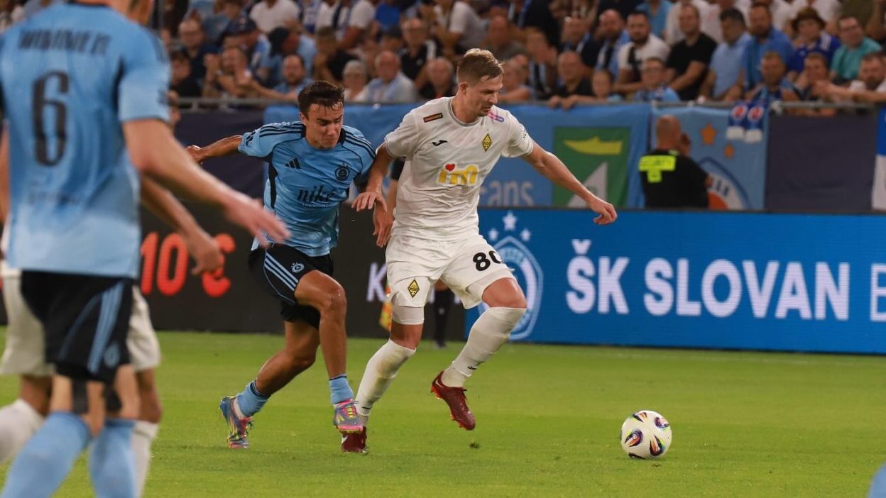 Момент матча между "Слованом" и "Кайратом" в квалификации Лиги чемпионов сезона 2025/2026. Фото ФК Кайрат/FC Kairat