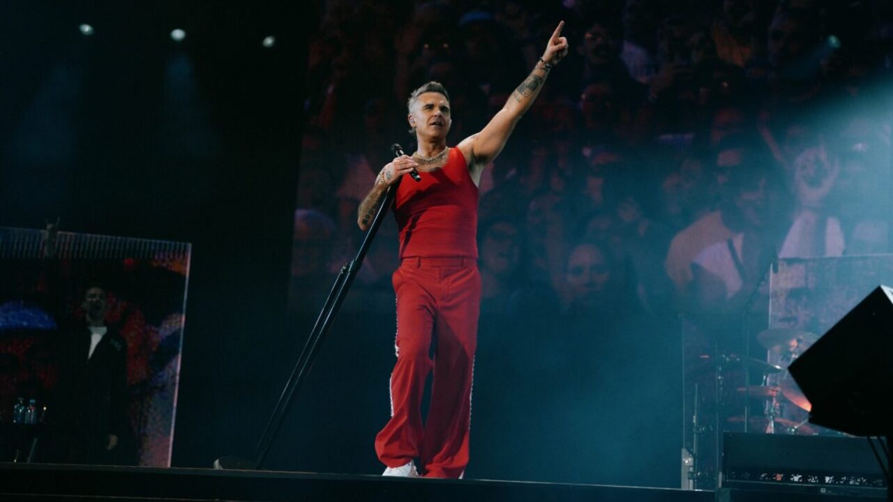 Робби Уильямс. Фото с официальной страницы в Facebook