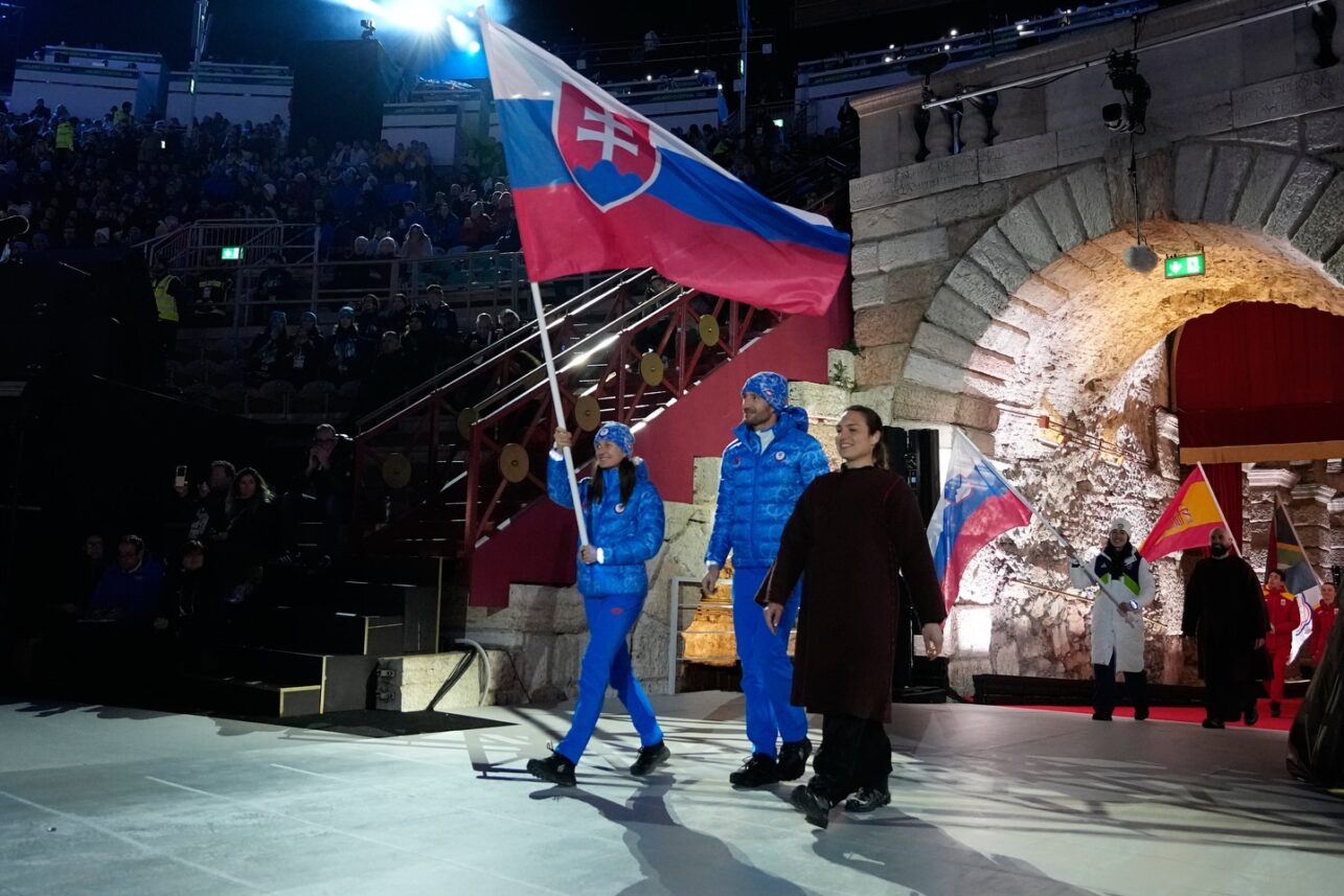 Зимние Олимпийские игры 2026. Ски-альпинисты Якуб Шьярник и Ребека Цуллиова на церемонии закрытия. Slovenský olympijský tím