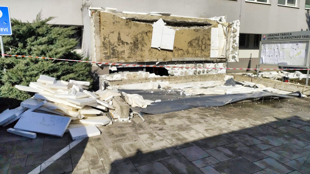 Обрушение части крыши клиентского центра в Комарно. Фото словацкой полиции