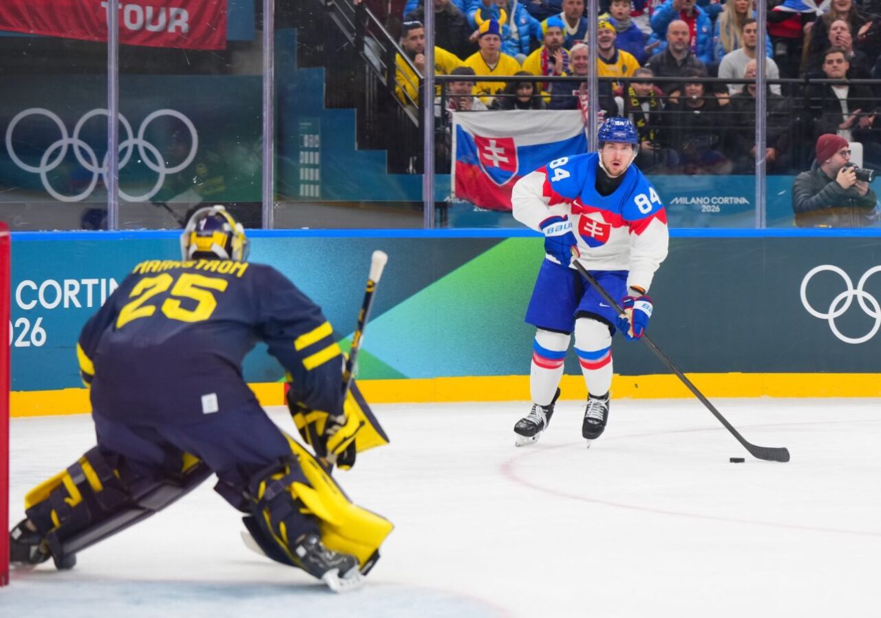 Зимние Олимпийские игры 2026. Матч сборных Словакии и Швеции по хоккею. Фото IIHF
