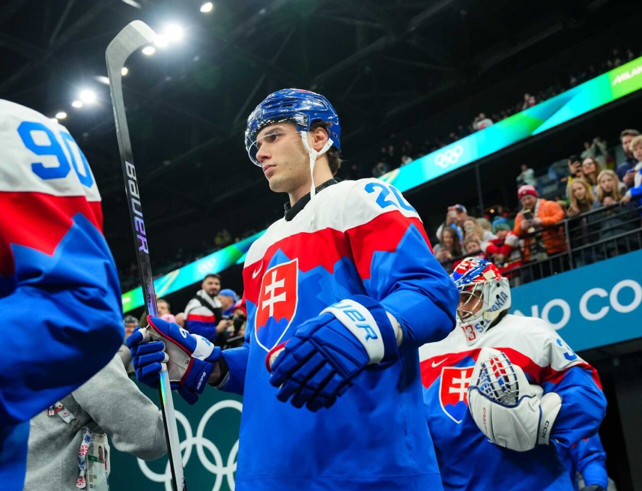 Зимние Олимпийские игры 2026. Форвард сборной Словакии по хоккею Юрай Слафковски. Фото IIHF