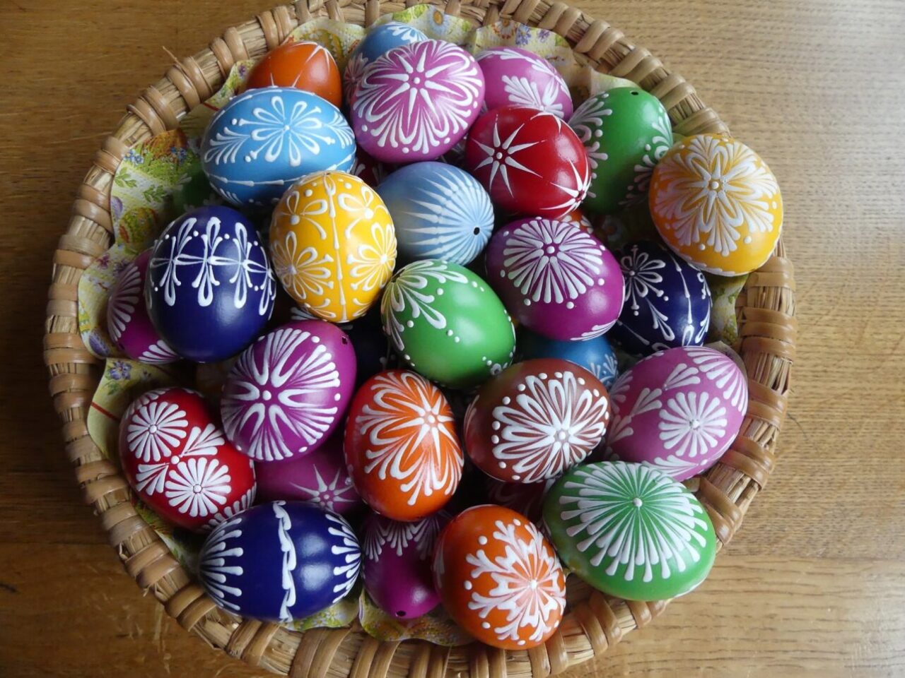 Крашеные пасхальные яйца. Фото FB/velikonocnikraslicemalovanevoskem