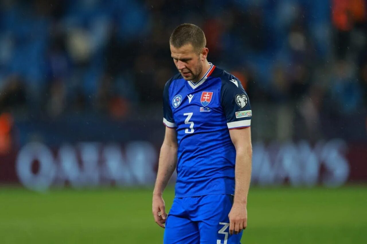 Защитник сборной Словакии Денис Вавро после поражения от Косова 26 марта 2026 года. Фото SFZ