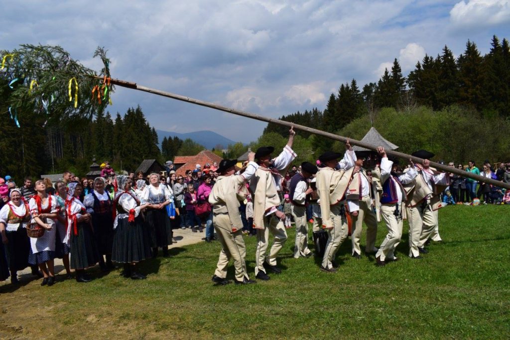 Установка "мая". Фото Slovenský folklór, tradície a folklórne súbory