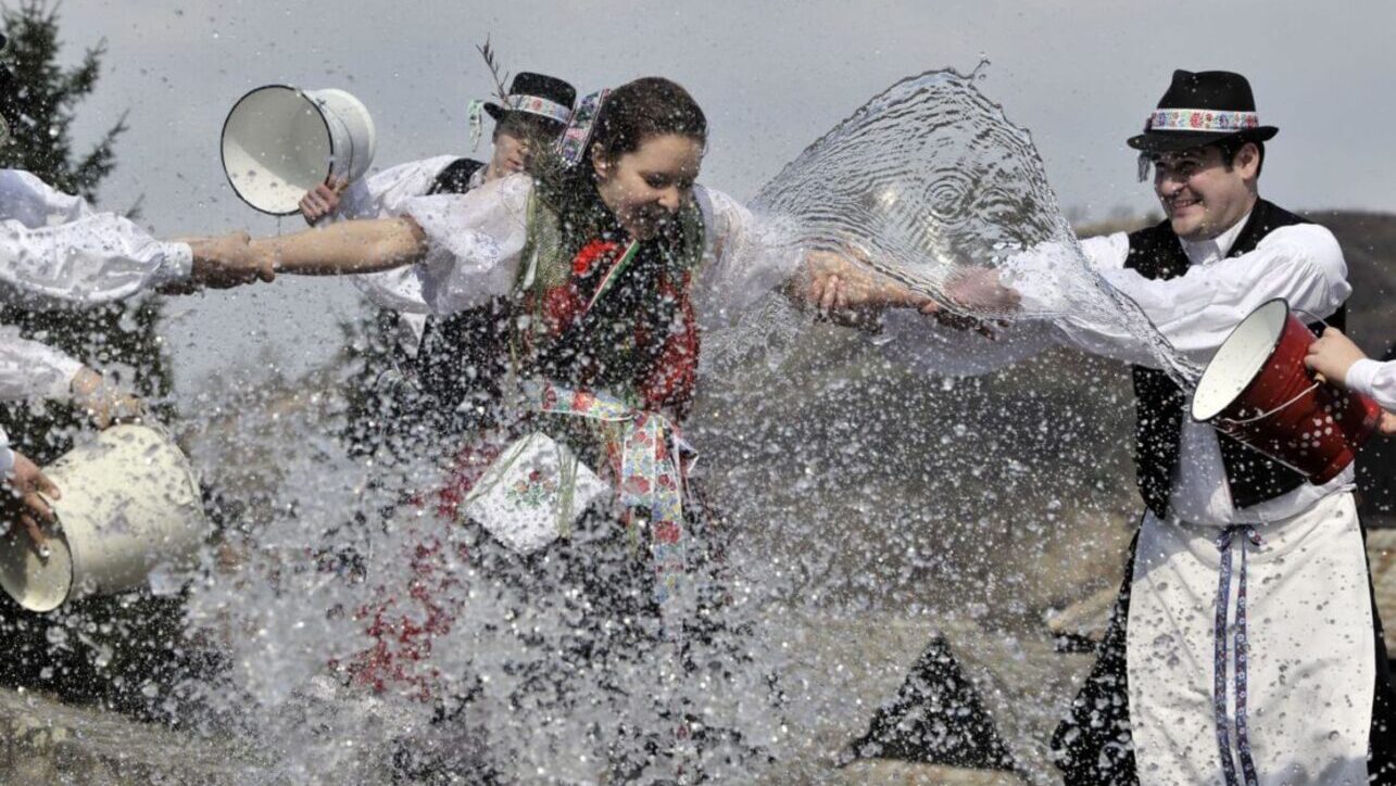 Обливание водой (oblievačka) на Пасху. Фото Kunaj