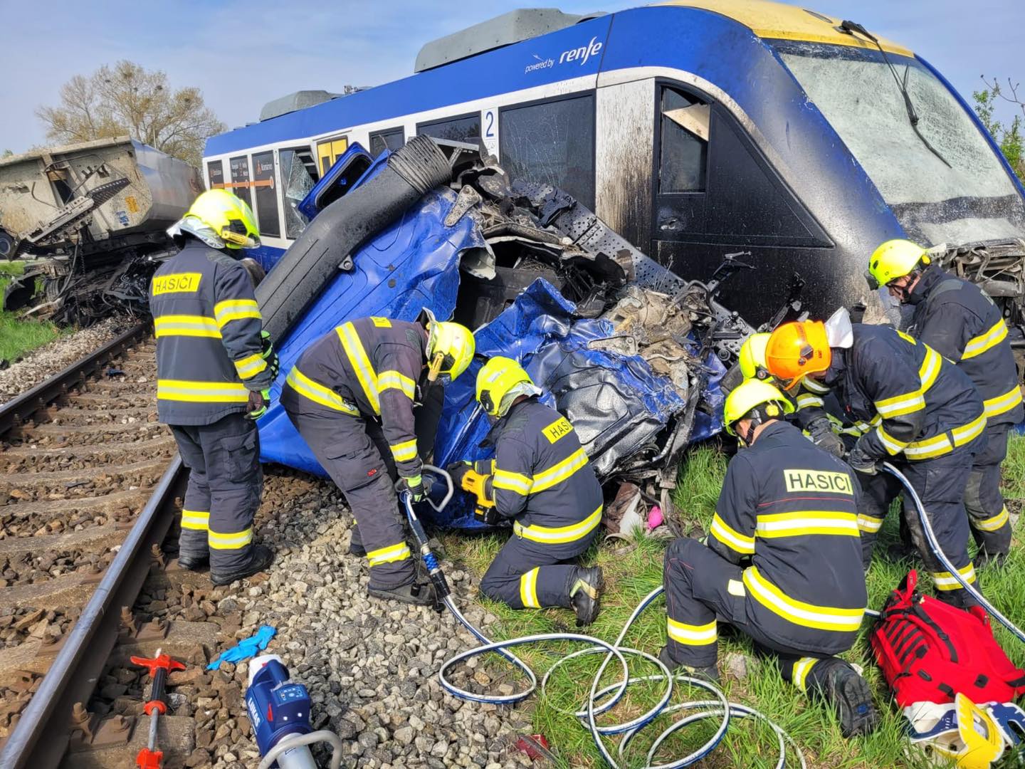 Столкновение поезда и грузовика в ДСтолкновение поезда и грузовика в Дунайска-Стреде 16 апреля 2026 года. Фото HaZZунайска-Стреде 16 апреля 2026 года. Фото HaZZ