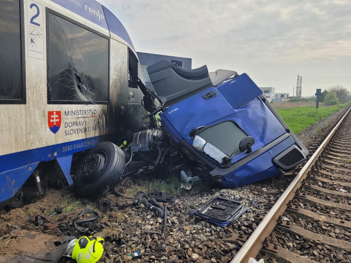 Столкновение поезда и грузовика в Дунайска-Стреде 16 апреля 2026 года. Фото HaZZ