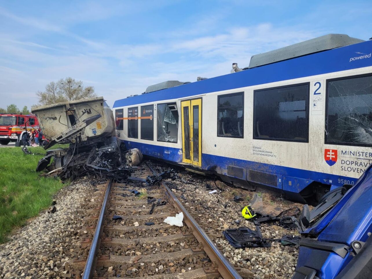 Столкновение поезда и грузовика в Дунайска-Стреде 16 апреля 2026 года. Фото HaZZ