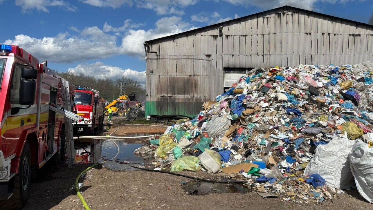 Пожар на мусоросортировочной станции в деревне Байч (округ Комарно). Фото Hasičský a záchranný zbor