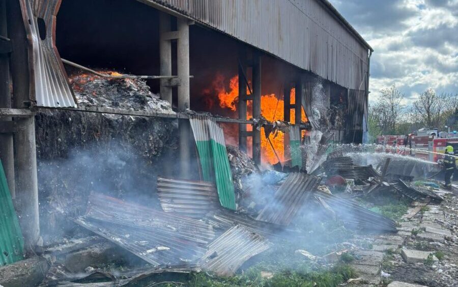 Пожар на мусоросортировочной станции в деревне Байч (округ КоПожар на мусоросортировочной станции в деревне Байч (округ Комарно). Фото Hasičský a záchranný zborмарно). Фото Hasičský a záchranný zbor