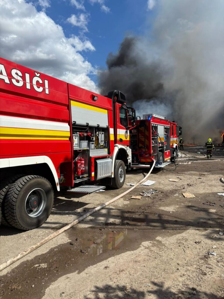 Пожар на мусоросортировочной станции в деревне Байч (округ Комарно). Фото Hasičský a záchranný zbor﻿