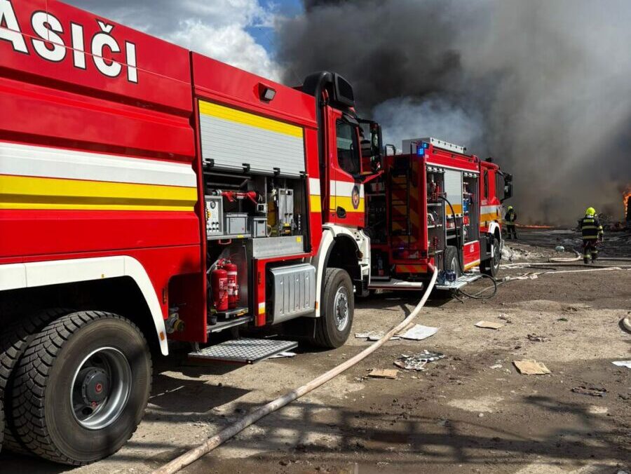 Пожар на мусоросортировочной станции в деревне Байч (округ Комарно). Фото Hasičský a záchranný zbor