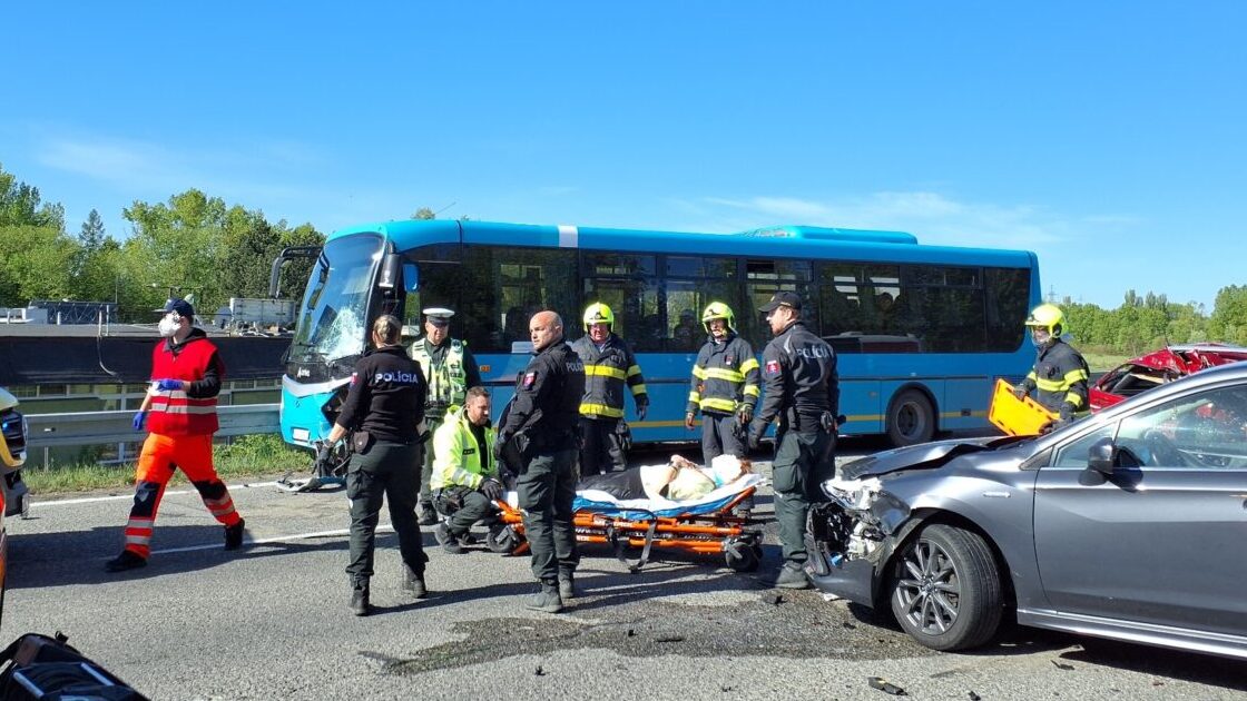 ДТП с автобусом и тремя автомобилями в Пьештянах 26 апреля 2026 года. Фото Hasičský a záchranný zbor