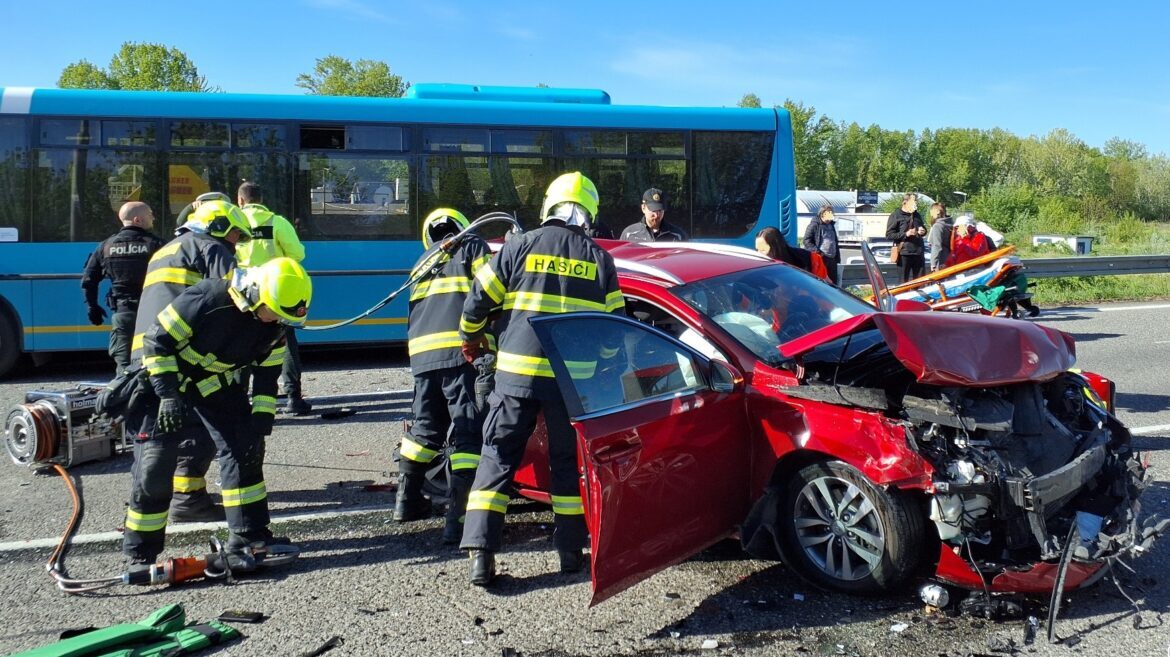 ДТП с автобусом и тремя автомобилями в Пьештянах 26 апреля 2026 года. Фото Hasičský a záchranný zbor