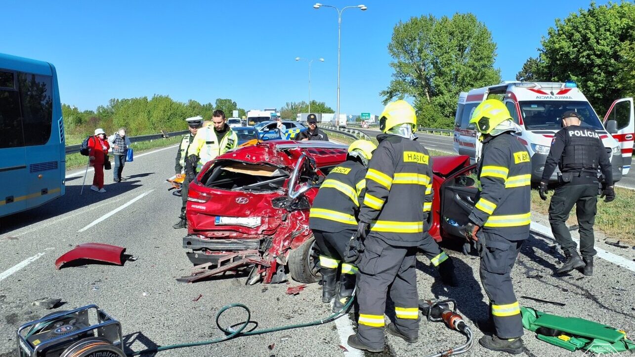 ДТП с автобусом и тремя автомобилями в Пьештянах 26 апреля 2026 года. Фото Hasičský a záchranný zbor