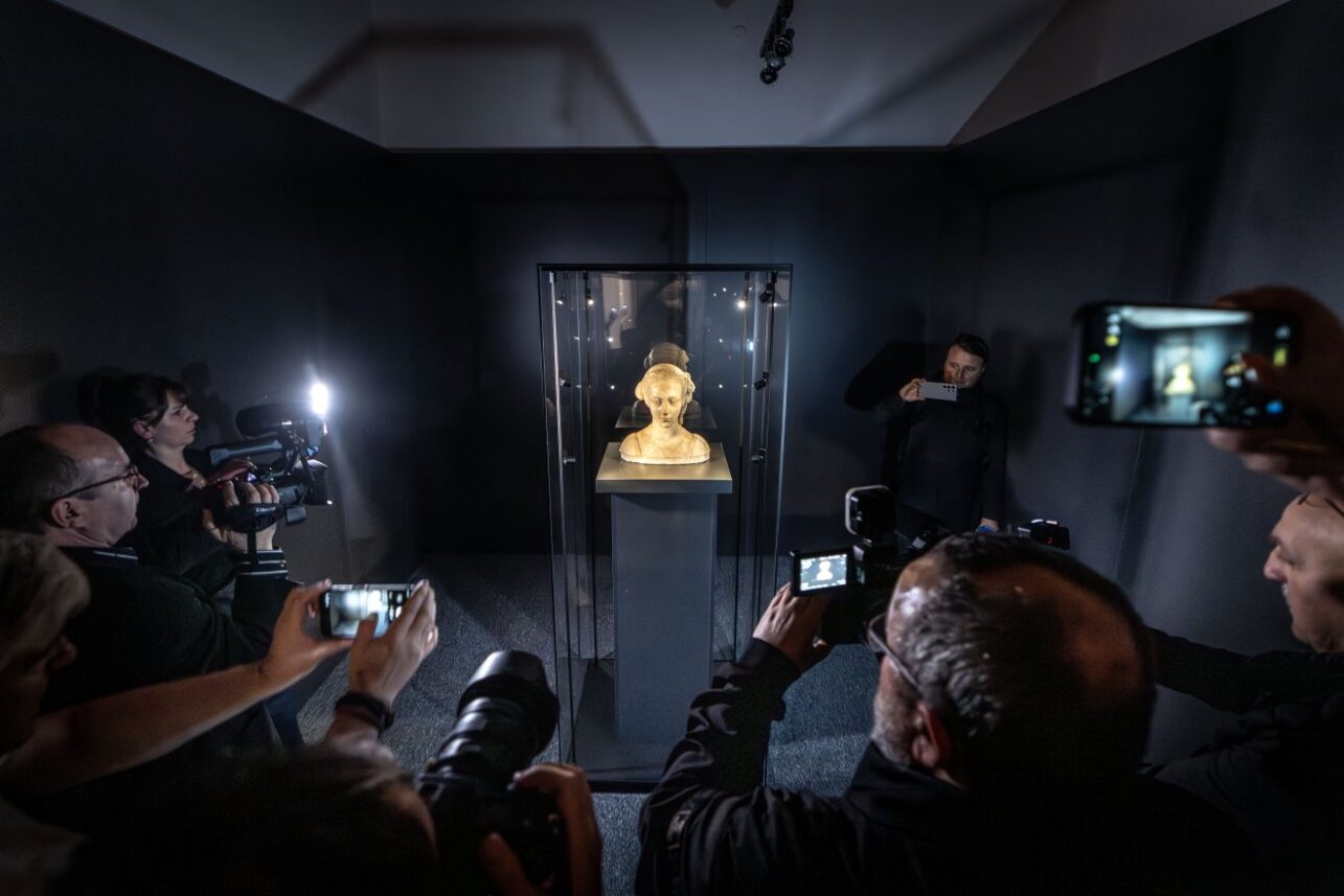 Открытие выставки бюста Чечилии Гонзага в исторической ратуше города Левоча 16 апреля 2026 года. Фото Denník N