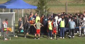 Драка на футбольном матче в деревне Рожковани 7 апреля 2026 года. Скриншот с видео Futbalnet