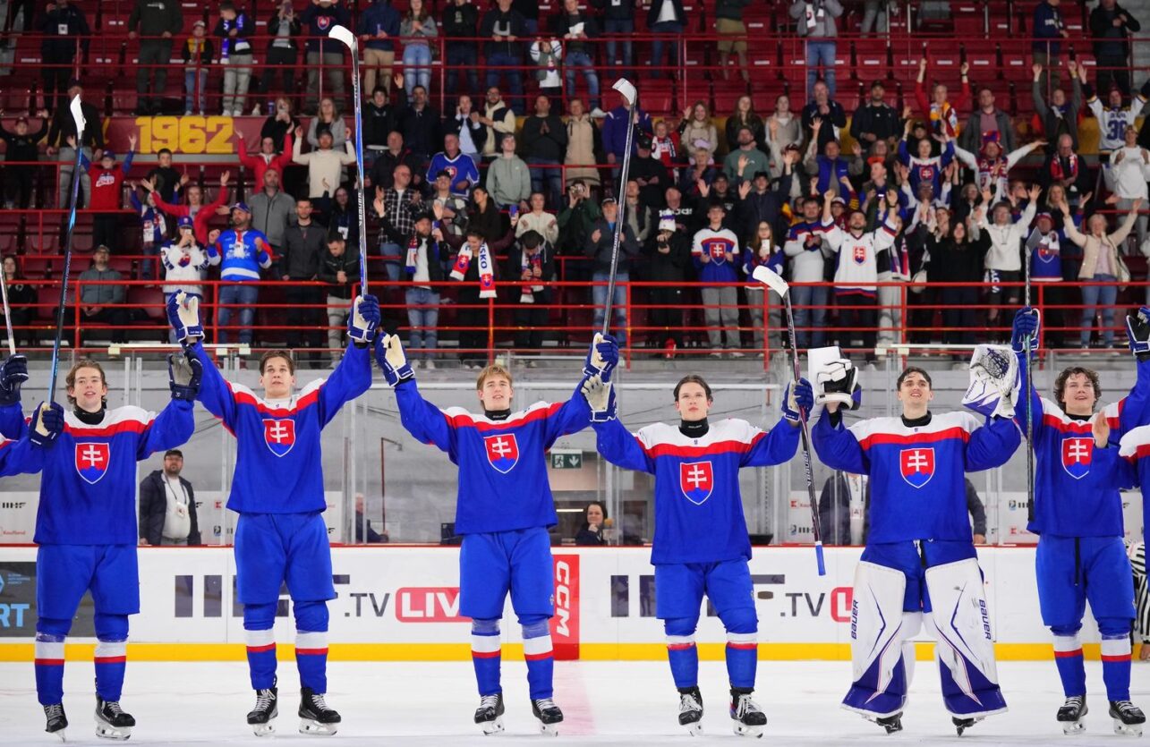 Игроки юниорской сборной Словакии после матча 1/4 финала с Данией (игроки в возрасте до 18 лет) на чемпионате мира в Тренчине, 29 апреля 2026 года. Фото IIHF