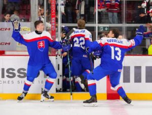 Игроки юниорской сборной Словакии после матча 1/4 финала с Данией (игроки в возрасте до 18 лет) на чемпионате мира в Тренчине, 29 апреля 2026 года. Фото IIHF