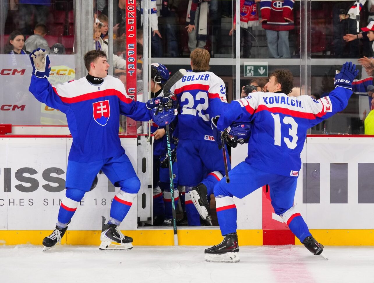 Игроки юниорской сборной Словакии после матча 1/4 финала с Данией (игроки в возрасте до 18 лет) на чемпионате мира в Тренчине, 29 апреля 2026 года. Фото IIHF