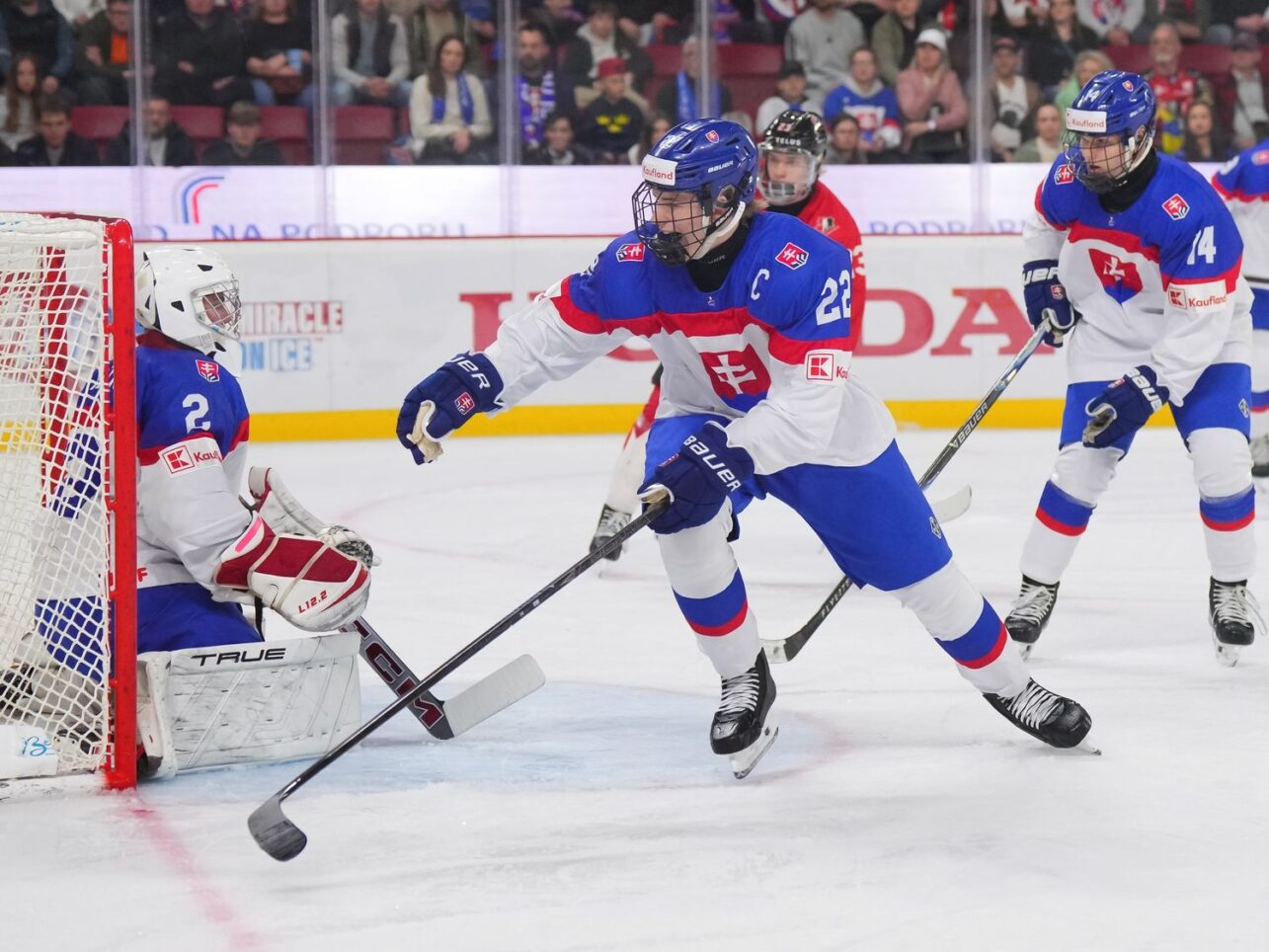 Матч юниорских сборных Словакии и Канады (игроки в возрасте до 18 лет) на чемпионате мира в Тренчине, 22 апреля 2026 года. Фото IIHF