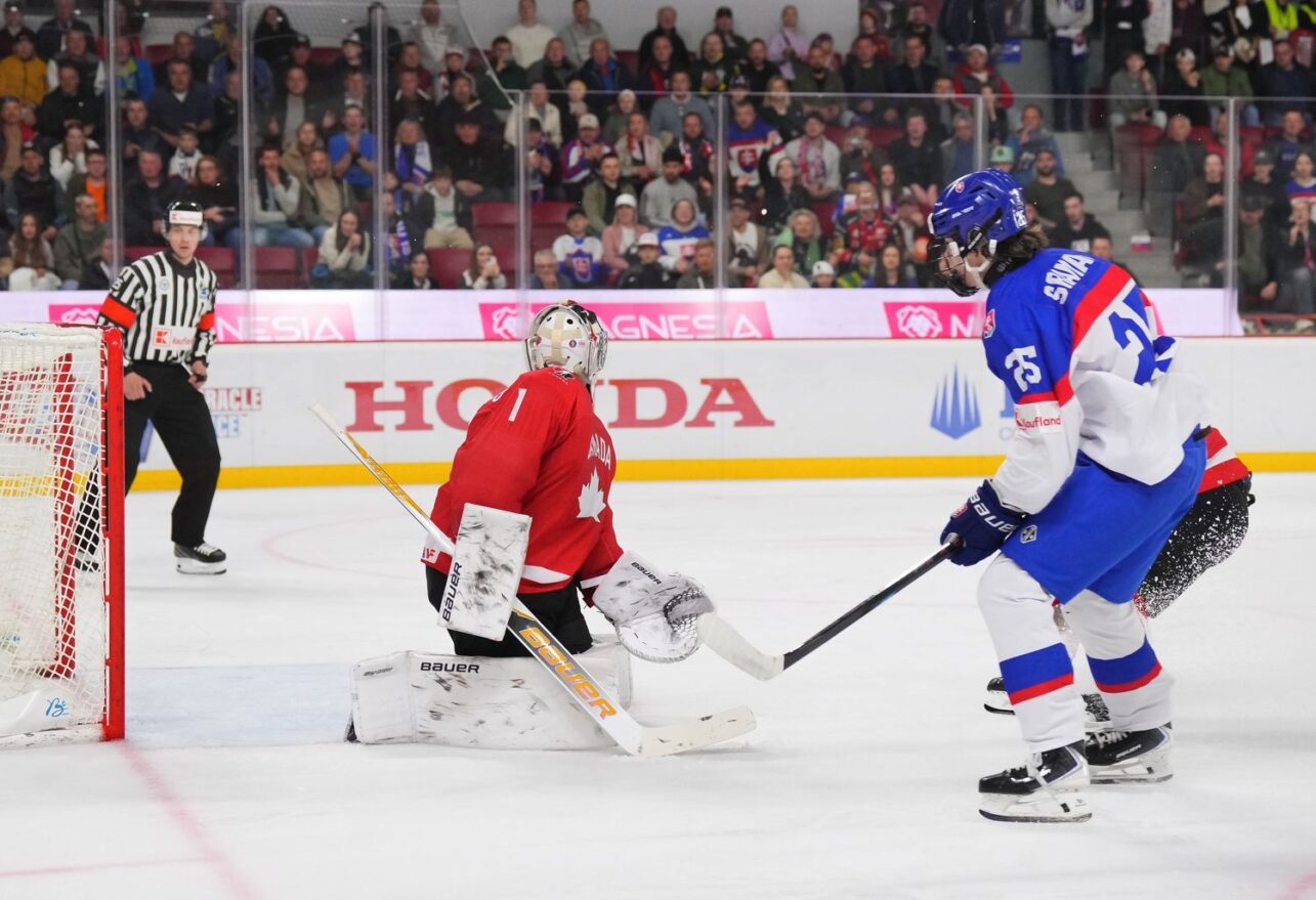 Матч юниорских сборных Словакии и Канады (игроки в возрасте до 18 лет) на чемпионате мира в Тренчине, 22 апреля 2026 года. Фото IIHF