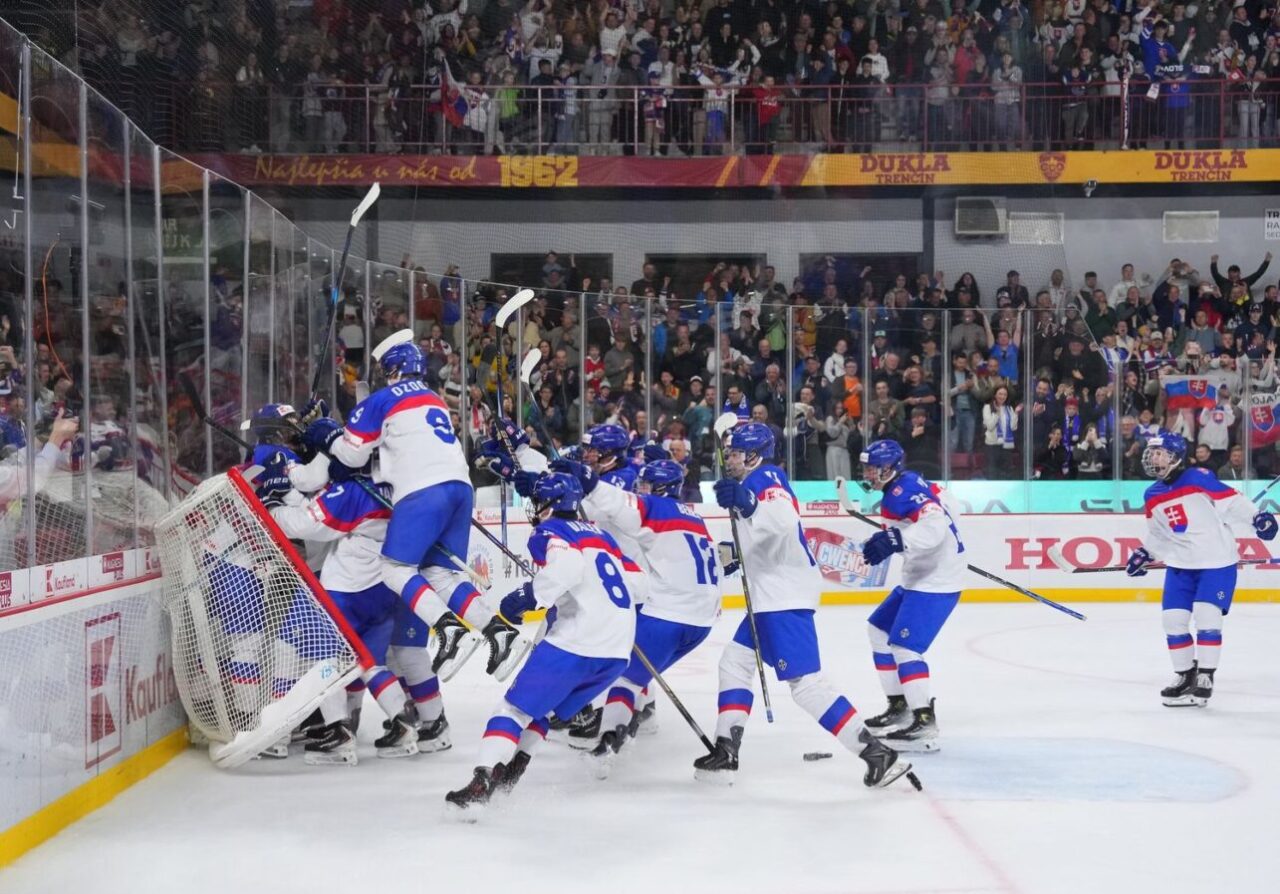 Матч юниорских сборных Словакии и Канады (игроки в возрасте до 18 лет) на чемпионате мира в Тренчине, 22 апреля 2026 года. Фото IIHF