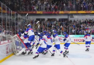 Матч юниорских сборных Словакии и Канады (игроки в возрасте до 18 лет) на чемпионате мира в Тренчине, 22 апреля 2026 года. Фото IIHF