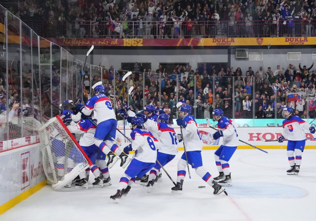Матч юниорских сборных Словакии и Канады (игроки в возрасте до 18 лет) на чемпионате мира в Тренчине, 22 апреля 2026 года. Фото IIHF