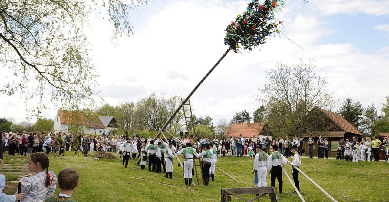 Установка "мая". Фото Rodná Cesta