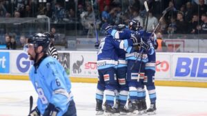 Хоккеисты "Нитры" празднуют победу в финале экстралиги в сезоне 2025/26