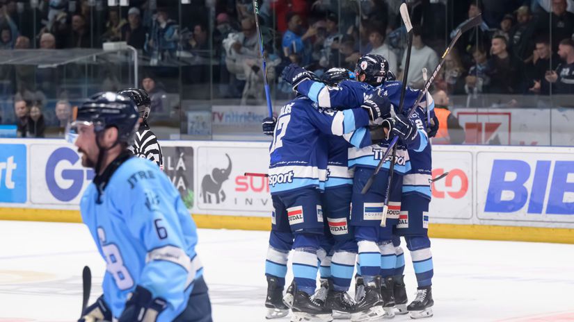 Хоккеисты "Нитры" празднуют победу в финале экстралиги в сезоне 2025/26