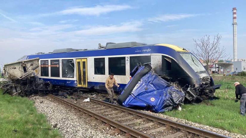 Столкновение поезда и грузовика в Дунайска-Стреде 16 апреля 2026 года. Фото Obmedzenia prevádzky na tratiach ŽSR