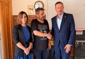 Глава инансового управления Йозеф Кишш (справа), а также предприниматель Антонин Пашек и его адвокат на личной встрече. Фото Facebook/Ľubka Reisz Kňazeová