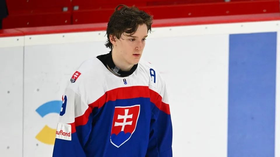 Лучший игрок юниорского чемпионата мира 2026 года по хоккею Тимоти Казда. Фото IIHF