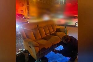 Двоих жителей Братиславы оштрафовали за катание на диване